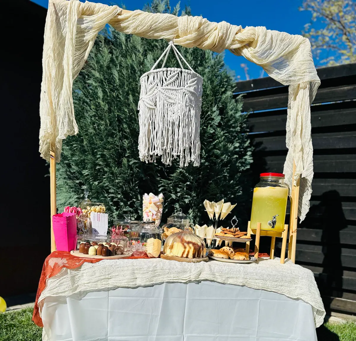 Decor Candy bar realizat de Boho Bloom Events